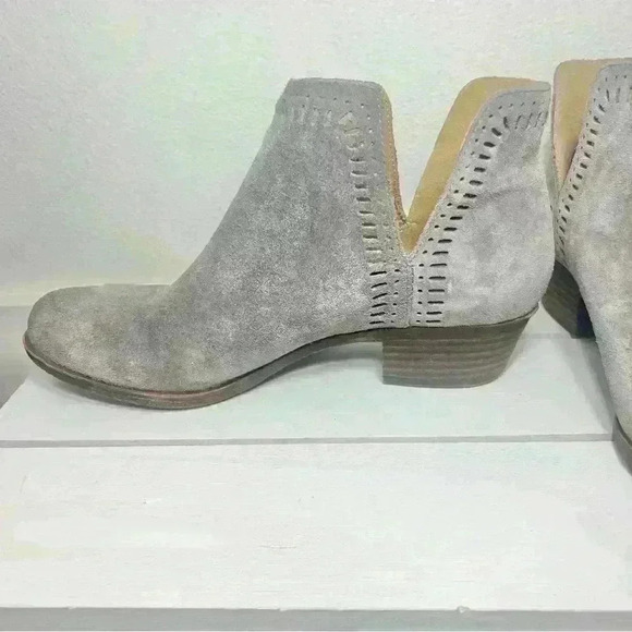 Lucky Brand Women’s Bustina Gray Laser Cut Ankle Booties Boots Size 9.5 M - Picture 4 of 13